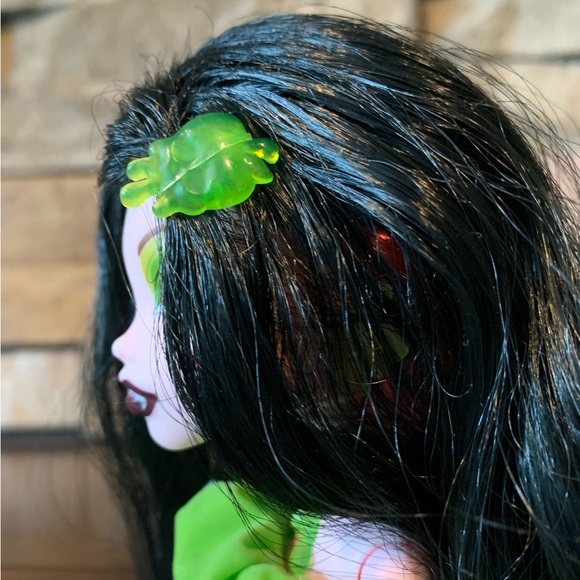 Monster High Draculaura Snow Bite Doll - Target Exclusive 2012 - Picture 4 of 14